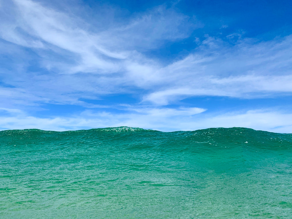 big-ocean-wave-under-blue-sky